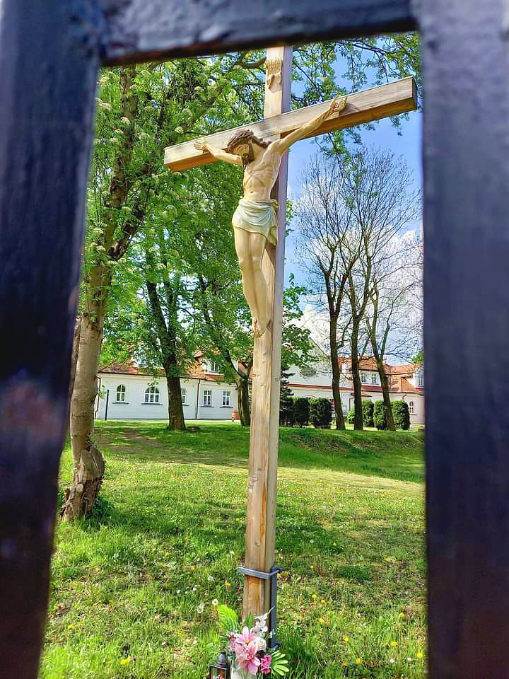 Krzyż przed Domem Szilo