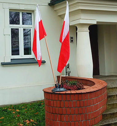 Biało - Czerwono przed Domem Szilo